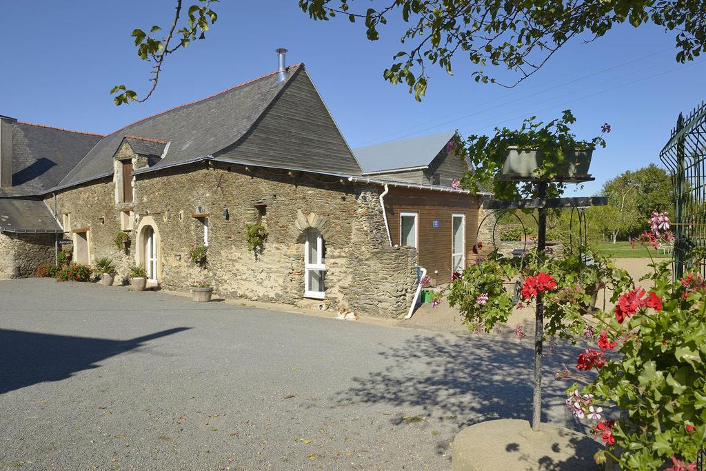 Domaine De La Cour Bed & Breakfast Sainte-Gemme-dʼAndigné Dış mekan fotoğraf