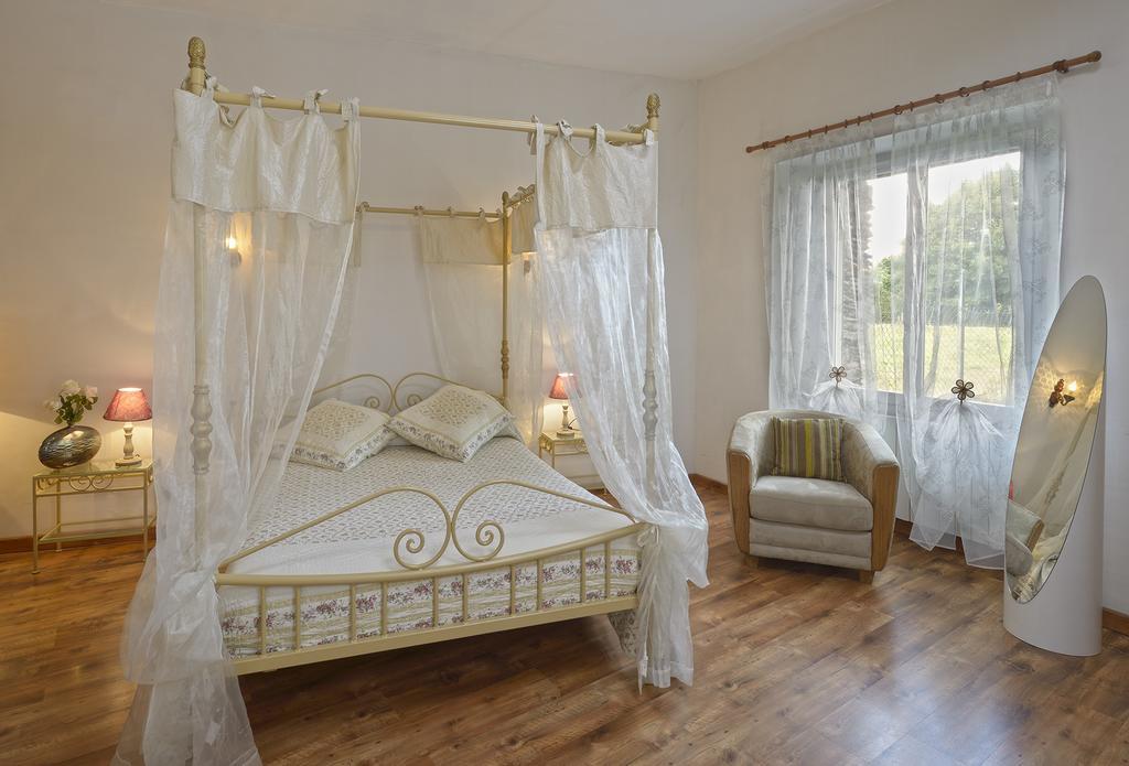 Domaine De La Cour Bed & Breakfast Sainte-Gemme-dʼAndigné Dış mekan fotoğraf